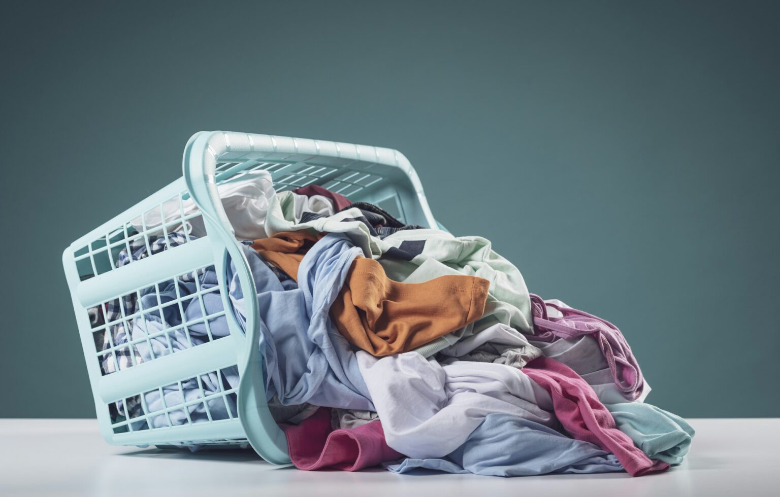 heap of dirty clothes and laundry basket 1536x980 1